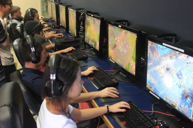 Que sont les jeux MMORPG et MMORTS?