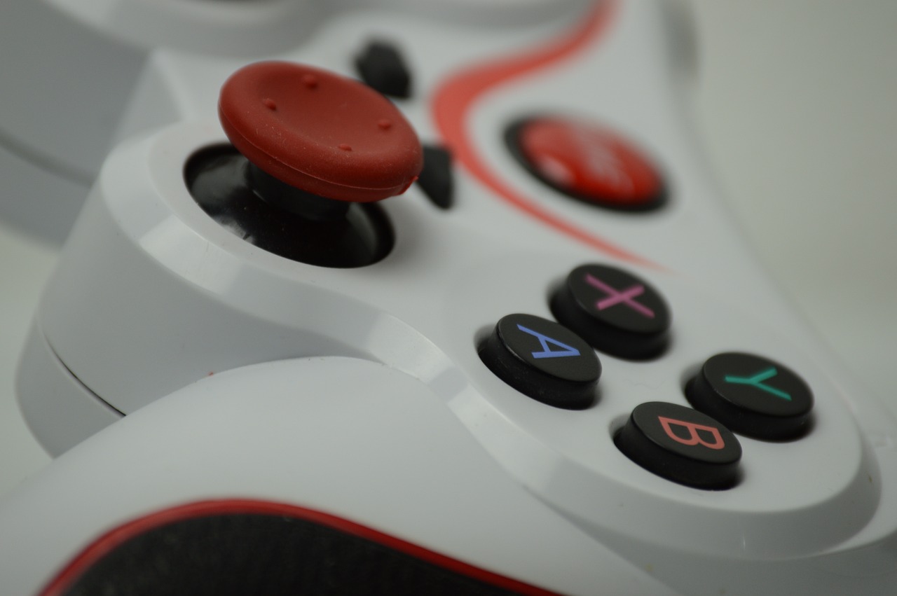 Gros plan sur les boutons et le stick d'une manette de jeu blanche