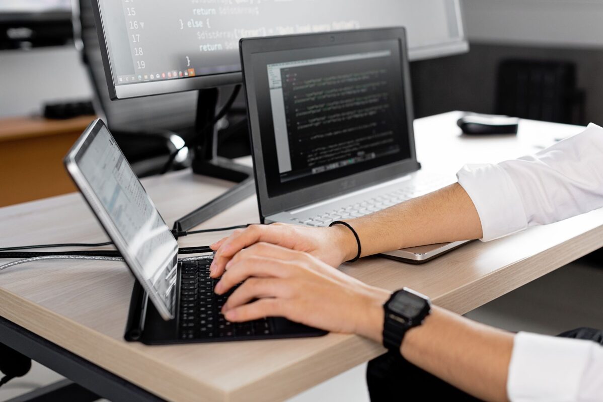 REX prépare le RE Engine à produire du code et à traquer les bugs
